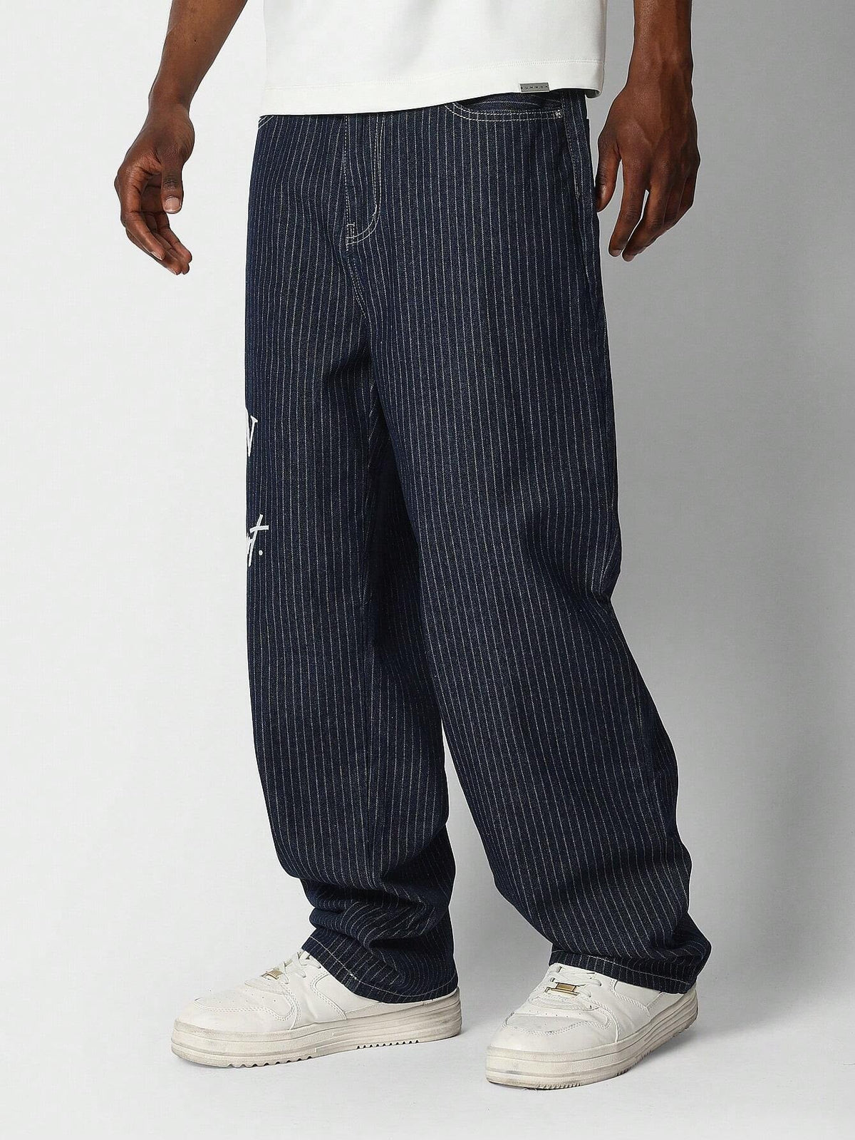 Calça Pavtros Denim reta com bordado
