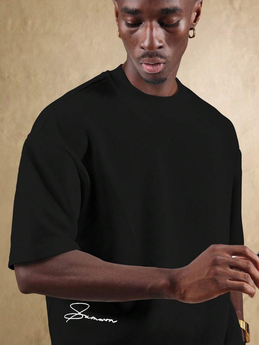 Camiseta Oversized na cor Preto — Signature