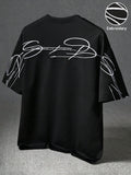 STYNVO Camiseta Branca Solta com Estampa de Letra, Ombros Caídos, Casual para Férias e Transporte, Moda de Rua, Verão