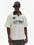 STYNVO Camisa Polo de Manga Curta Casual e Versátil com Estampa de Letra para Homens, Estilo Universitário de Verão, Camisa Polo Retrô Masculina