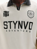 STYNVO Camisa Polo de Manga Curta Casual e Versátil com Estampa de Letra para Homens, Estilo Universitário de Verão, Camisa Polo Retrô Masculina