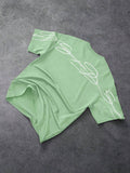 STYNVO Camiseta Branca Solta com Estampa de Letra, Ombros Caídos, Casual para Férias e Transporte, Moda de Rua, Verão