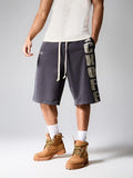 SUMWON Shorts de Moletom com Cordão e Estampa de Logo Desgastada, com Detalhe de Listras Laterais, Estilo Casual Urbano de Rua, Ajuste Relaxado, Comprimento até o Joelho