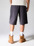 SUMWON Shorts de Moletom com Cordão e Estampa de Logo Desgastada, com Detalhe de Listras Laterais, Estilo Casual Urbano de Rua, Ajuste Relaxado, Comprimento até o Joelho