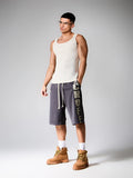 SUMWON Shorts de Moletom com Cordão e Estampa de Logo Desgastada, com Detalhe de Listras Laterais, Estilo Casual Urbano de Rua, Ajuste Relaxado, Comprimento até o Joelho
