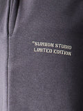 SUMWON Shorts de Moletom com Cordão e Estampa de Logo Desgastada, com Detalhe de Listras Laterais, Estilo Casual Urbano de Rua, Ajuste Relaxado, Comprimento até o Joelho