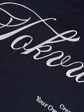 STYNVO Camiseta Branca Solta com Estampa de Letra, Ombros Caídos, Casual para Férias e Transporte, Moda de Rua, Verão