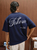STYNVO Camiseta Branca Solta com Estampa de Letra, Ombros Caídos, Casual para Férias e Transporte, Moda de Rua, Verão
