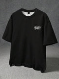 STYNVO Camiseta Branca Solta com Estampa de Letra, Ombros Caídos, Casual para Férias e Transporte, Moda de Rua, Verão