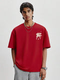 STYNVO Camiseta Branca Solta com Estampa de Letra, Ombros Caídos, Casual para Férias e Transporte, Moda de Rua, Verão