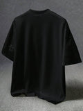STYNVO Camiseta Branca Solta com Estampa de Letra, Ombros Caídos, Casual para Férias e Transporte, Moda de Rua, Verão