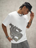 STYNVO Camiseta Branca Solta com Estampa de Letra, Ombros Caídos, Casual para Férias e Transporte, Moda de Rua, Verão