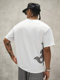 STYNVO Camiseta Branca Solta com Estampa de Letra, Ombros Caídos, Casual para Férias e Transporte, Moda de Rua, Verão