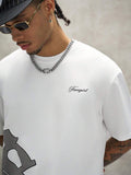STYNVO Camiseta Branca Solta com Estampa de Letra, Ombros Caídos, Casual para Férias e Transporte, Moda de Rua, Verão