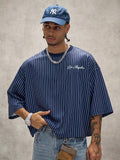 PAVTROS Camiseta Masculina com Estampa de Letras Listradas, Ombros Caídos e Ajuste Solto