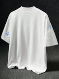 STYNVO Camiseta Branca Solta com Estampa de Letra, Ombros Caídos, Casual para Férias e Transporte, Moda de Rua, Verão