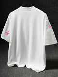 STYNVO Camiseta Branca Solta com Estampa de Letra, Ombros Caídos, Casual para Férias e Transporte, Moda de Rua, Verão