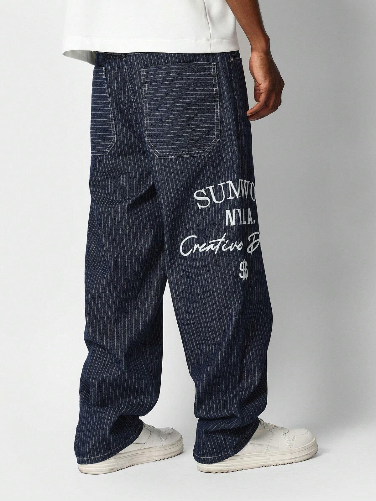 Calça Pavtros Denim reta com bordado
