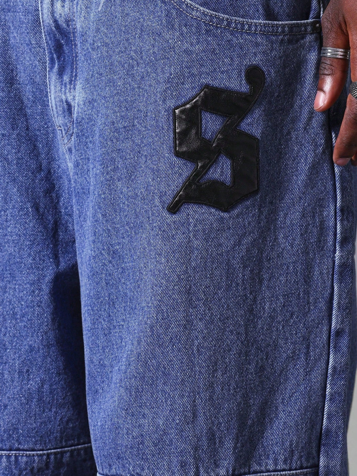 Calça Pavtros Jeans Folgada Com Distintivos